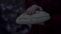 O luni, mesecu in njunem odsevu: Foto 3 - Podajanje daritvenega kruha med staroverskim obredom.