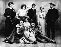 Gostovanje deželnega gledališča iz Ljubljane v Gorici, 1903 - 2. in 3. 6. 1903.
Osebe na fotografiji so navedene iz leve proti desni, najprej zgornja, nato spodnja vrsta.
Fotografija je last: SLOGI (SGM).
Neg.: S.XXXII,41. Sig. 32