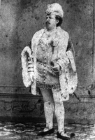 Josip Nolli kot Alfonso - Gaetano Donizetti: La Favorita, Milano, Teatro dal Verme, 1879.
Fotografija je last: Slogi (SGM).
Neg.: S.XXXI,15. Sig. 64