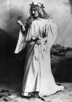 Vela Nigrinova kot Ofelija - William Shakespeare: Hamlet. Narodno pozorište v Beogradu, november 1889.
Fotografija je last: SLOGI (SGM).
Neg.: S.XXXI,2. Sig. 81