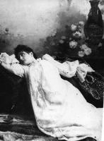 Vela Nigrinova kot Marguerite Gautier - Alexandre Dumas: Dama s kamelijami. Kraljevo srpsko narodno pozorište, Beograd, 23. 11. 1893.
Fotografija je last: SLOGI (SGM).
Neg.: S.XXXII,6. Sig. 90