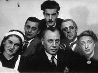 Milan Skrbinšek - Milan Skrbinšek februarja 1940 kot režiser pri igralski družini gospodične Mlekuževe. Režiral je igro Ženska brez logike.
Fotografija je last: SLOGI (SGM)
Neg.: S.XLI, 224, sig. 280