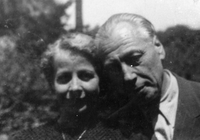 Milan Skrbinšek z ženo - Privatna fotografija, 1945.
Fotografija je last: SLOGI (SGM)
Neg.: S.XXXIX, 137, sig. 287