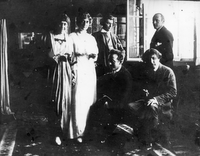 Ivan Levar  - Ivan Levar, Krizmanova žena, Jerica Tkalčič (Tkalčičeva sestra), Kraljevič, Tomislav Krizman. Zagreb. 
Fotografija je last: SLOGI (SGM)
Neg.: S.II, 47, sig. 374