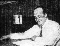 Ivan Levar - Ivan Levar bere na radiu Dickensonovo Božično povest (l. 1935). Fotografija po reviji
Fotografija je last: AGRFT
Neg.: S.VII, 22; sig. 445