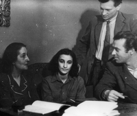 Marija Vera s študenti - Profesorica na AIU s študenti, šolsko leto 1946/47.
Fotografija je last: AGRFT.
Neg.: S.IV, 6; sig. 888