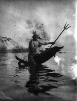 Anton Cerar - Danilo - Na Bledu kot Pozejdon, l. 1928.
Fotografija je last: SLOGI (SGM).
Neg.: S. XXXIII, 9; sig. 971