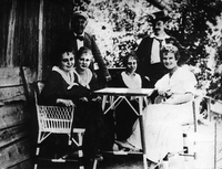 Anton Danilo, Jula Vovk, Vera, Mira in Milena Rohrmann ter Ivan Cankar - Bled, 1916.
Fotografija je last: SLOGI (SGM).
Neg.: S. XXXV, 12; sig. 1039