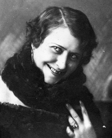 Marija Nablocka kot Monna - Alfred Savoir: Osma žena. NG Drama Ljubljana, 11. 11. 1923.
Fotografija je last: SLOGI (SGM)
Neg.: S. XIX, 19; S. XX, 33; sig. 1150
