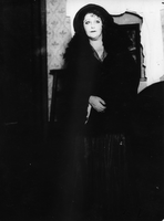 Marija Nablocka kot Sabina Isteniška - Anton Leskovec: Kraljična Haris. NG Drama, Ljubljana, 11. 10. 1930.
Fotografija je last: SLOGI (SGM).
Neg.: S.XXI, 74; sig. 1160