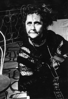 Norica iz Chaillota - Nablocka kot Aurelie - Jean Giraudoux: Norica iz Chaillota. SNG Drama Ljubljana, 27. 5. 1956.
Neg.: S. LVIII, 33; sig. 1319