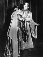 Hamlet - Marija Vera, Skrbinšek - William Shakespeare: Hamlet. SNG Drama Ljubljana, 20. 4. 1940.
Fotografija je last: SLOGI (SGM).
Neg.: S.LXIV, 44; sig. 1490