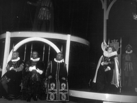 Elizabeta Angleška - Jerman, Potokar, Zupan, Danilova - Ferdinand Bruckner: Elizabeta Angleška - II. dej., 4. priz. SNG Drama Ljubljana, 25. 3. 1955.
Neg.: S.LXX, 16; sig. 1903