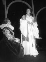 Elizabeta Angleška - Kralj, Danilova - Ferdinand Bruckner: Elizabeta Angleška - II. dej., 6. priz. SNG Drama Ljubljana, 25. 3. 1955.
Neg.: S.LXX, 15; sig. 1904