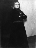 Nevesta s krono - Mira Danilova kot Brita - August Strindberg: Nevesta s krono. SNG Drama Ljubljana, 2. 10. 1929.
Fotografija je last: SLOGI (SGM).
Neg.: S.XIV, 35; sig. 2077