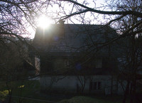 Miza, ki tudi laže, Hiša - Hiša v prvih jutranjih sončnih žarkih