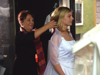 Obleka, Lepa bo - Melita popravlja lase, Ana je oblečena v poročno obleko, srednji plan