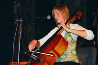 Barve, Oder - Pavlina igra violončelo, srednji plan.