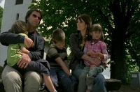 Amor magister optimus, Nova družina - Skupaj na klopci sedijo Monika in Marko z otroci