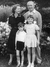 Milan Skrbinšek z družino - Privatna fotografija, 1955.
Fotografija je last: SLOGI (SGM)
Neg.: S.XLII, 285, sig. 289