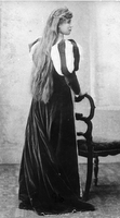 Avgusta Danilova (Emilija) - Emilija v Shakespearovem Othellu, Deželno gledališče v Ljubljani, 3. 3. 1896.
Fotografija je last: SLOGI (SGM).
Neg.: S.XXXII,15, š.n. 1038. Sig. 31
