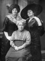 Avgusta Danilova, Irma Polakova, blagajničarka Šeškova - Fotografija je last: SLOGI (SGM).
Neg.: S.XXX,33. Sig. 37
