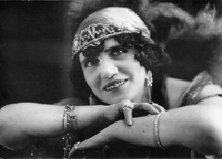 Avgusta Danilova kot Elga - Gerhart Hauptmann: Elga, Narodno gledališče Drama Ljubljana, 21. 5. 1921.
Fotografija je last: SLOGI (SMG).
Neg.: S.XXXI,1, š.n.1038. Sig. 46