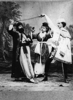 Josip Nolli (Hasan), Cecilija Podkrajšek (Katarina), Fran Schmidt (Juran) - Ivan Sakcinski-Kukuljević: Turki pri Sisku. Dramatično društvo v Ljubljani, 20. 4. 1872.
Fotografija je last: Slogi (SGM).
Neg.: S.XXXI,25. Sig. 62=5536