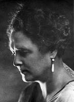 Polonca Juvan  - Fotoportret, album P. Juvanove-21.
Fotografija je last: SLOGI (SGM)
Neg.: S. XXXVI, 13, CXLIV, 19. Sig. 167