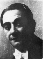 Josip Daneš Gradiš kot Anton Melzer - R. Dregely: Frak ali Od krojačka do ministra. Režija: Osip Šest, SG Drama, Ljubljana, 17. 10. 1935.
Fotografija je last: SLOGI (SGM)
Neg.: S. XLIII, 319, sig. 197 