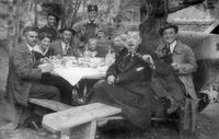 Ivan Levar z družbo - Levar skrajno desno. V središču slike Josip Papić, režiser in igralec (1811-1927). Zagreb.
Fotografija je last: SLOGI (SGM)
Neg.: S.CLXVI, 22, sig. 388
