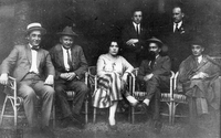 Umetniška družba - Ivan Levar, Izidor Cankar, Liza Levar, Božidar Jakac, Ivan Meštrović, Franc Mesesnel, Ivan Zorman. V Ljubljani 1923 po Meštrovićevi razstavi v Jakopičevem paviljonu junija in julija.
Fotografija je last: SLOGI (SGM)
Neg.: S.II, 46, sig. 404