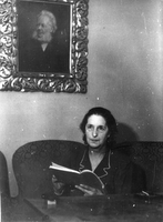 Marija Vera  - Profesorica na AIU, šolsko leto 1946/47.
Fotografija je last: AGRFT.
Neg.: S.IV, 8; sig. 887