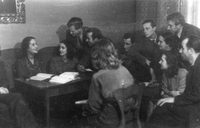 Marija Vera s študenti - Profesorica na AIU s študenti, šolsko leto 1946/47.
Fotografija je last: AGRFT.
Neg.: S.IV, 7; sig. 889