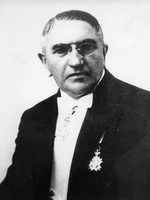 Anton Cerar - Danilo  - Fotoportret ob 50-letnici umetniškega delovanja (1876 - 1926).
Fotografija je last: SLOGI (SGM).
Neg.: S. XXXV, 40; sig. 1012