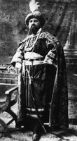Anton Cerar - Danilo kot Solinus - William Shakespeare: Komedija zmešnjav. Deželno gledališče v Ljubljani, 17. 12. 1912.
Fotografija je last: SLOGI (SGM).
Neg.: S. XLVI, 4; 36/4; sig. 1057
