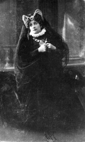 Zofija Borštnik - Zvonarjeva kot Maria Stuart - Friedrich Schiller: Maria Stuart. Režija: Rudolf Inemann. Ljubljana, 1896.
Fotografija je last: SLOGI (SGM)
Neg.: S. XLVIII, 35; sig. 1072