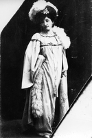 Zofija Borštnik - Zvonarjeva kot Gospa Walewska - Milan Begović: Gospa Walewska. Deželno gledališče v Ljubljani, 2. 10. 1907. Foto: Berthold.
Fotografija je last: SLOGI (SGM).
Neg.: S. LI, 8; sig. 1080
