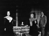 Tak kakor vsi - Leonova, Nablocka, Skrbinšek - Armand Salacrou: Tak kakor vsi - II. dej. SNG Drama Ljubljana, 1. 11. 1953.
Fotografija je last: SLOGI (SGM)
Neg.: S. XXI, 104, sig. 1270