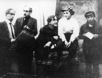 Življenje je lepo - Plut, Potokar, Levar, Danilova, Lipah - Marcel Achard: Življenje je lepo - III. dej., 2. priz. SNG Drama Ljubljana, 3. 10. 1929.
Fotografija je last: SLOGI (SGM). Objavljeno v: Ilustracija 1930: II/1, str. 31.
Neg.: S.LIV, 19; š.n. 802/1-16; sig. 1509