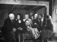 Svet brez sovraštva - Juvan, Mihelič-Puc, Jan, Sever, Danilova, Marija Vera, Stupica, Juvan - Mira Mihelič: Svet brez sovraštva. SNG Drama Ljubljana, 21. 12. 1945.
Fotografija je last: SLOGI (SGM).
Neg.: S.LXVI, 75; neg. 1612