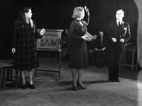 Učene ženske - Simčič, Danilova, Jan - Jean-Baptiste Poquelin Molière: Učene ženske. SNG Drama Ljubljana, 20. 10. 1946. Fotografije z vaje dne 12. 10. 1946.
Foto Slovenija 3508/2.
Neg.: S.LXVII, 51; sig. 1632