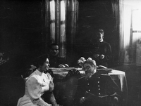 Tri sestre - Levar, Zupan, Potokar, Danilova - Anton Pavlovič Čehov: Tri sestre - I. dej. SNG Drama Ljubljana, 2. 3. 1956.
Neg.: S.LXX, 29; sig. 1930