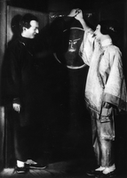 Krog s kredo - Jan, Šarič - Klabund: Krog s kredo - I. dej. SNG Drama Ljubljana, 29. 9. 1928.
Fotografija je last: SGM (SLOGI).
Neg.: S.LXIV, 23; sig. 2058