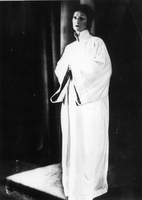 Krog s kredo - Mihaela Šarič kot Čang-Haitang - Klabund: Krog s kredo. SNG Drama Ljubljana, 29. 9. 1928.
Fotografija je last: SGM (SLOGI).
Neg.: S.LXV, 9; CCIII, 34; sig. 2060
