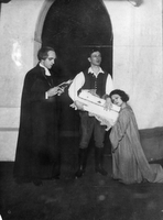 Nevesta s krono - Gregorin, Kralj, Šarič - August Strindberg: Nevesta s krono. SNG Drama Ljubljana, 2. 10. 1929.
Fotografija je last: SLOGI (SGM).
Neg.: S.XIV, 11; CCIII, 43; sig. 2078