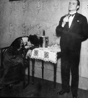 Grob neznanega vojaka - Šarič, Debevec - Paul Raynal: Grob neznanega vojaka. SNG Drama Ljubljana, 19. 10. 1929.
Fotografija je last: SLOGI (SGM).
Neg.: S.LXIV, 32; sig. 2085