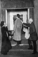 Grob neznanega vojaka - Šarič, Debevec, Skrbinšek - Paul Raynal: Grob neznanega vojaka. SNG Drama Ljubljana, 19. 10. 1929.
Fotografija je last: SLOGI (SGM).
Neg.: S.LXIV, 33; sig. 2088